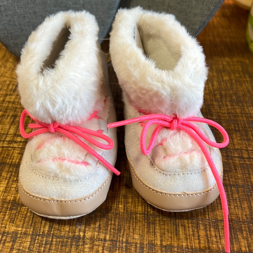 Brand new~never worn babyGap booties